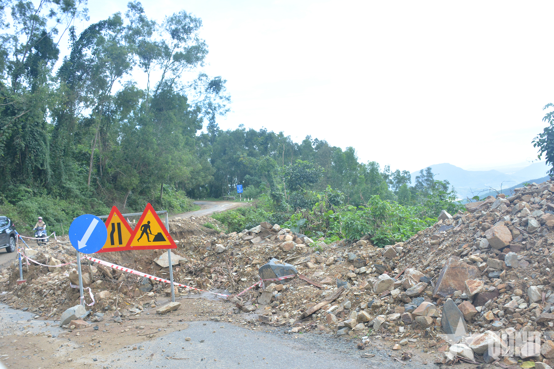 Nhiều điểm sạt lở trên đèo Khánh Sơn (Khánh Hòa) đang được khắc phục
